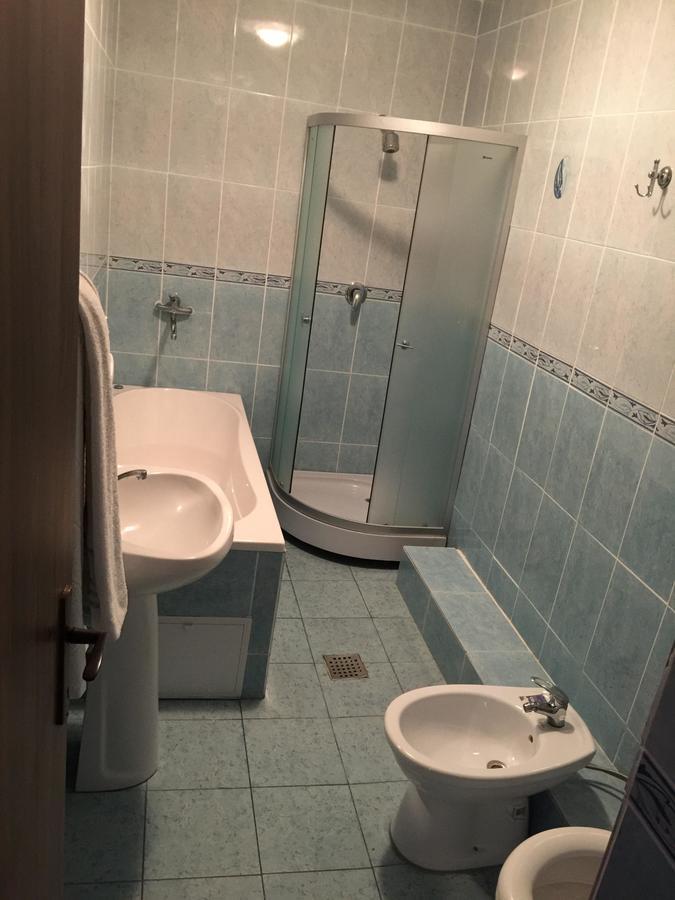 בוטוסאני Hotel Rares מראה חיצוני תמונה