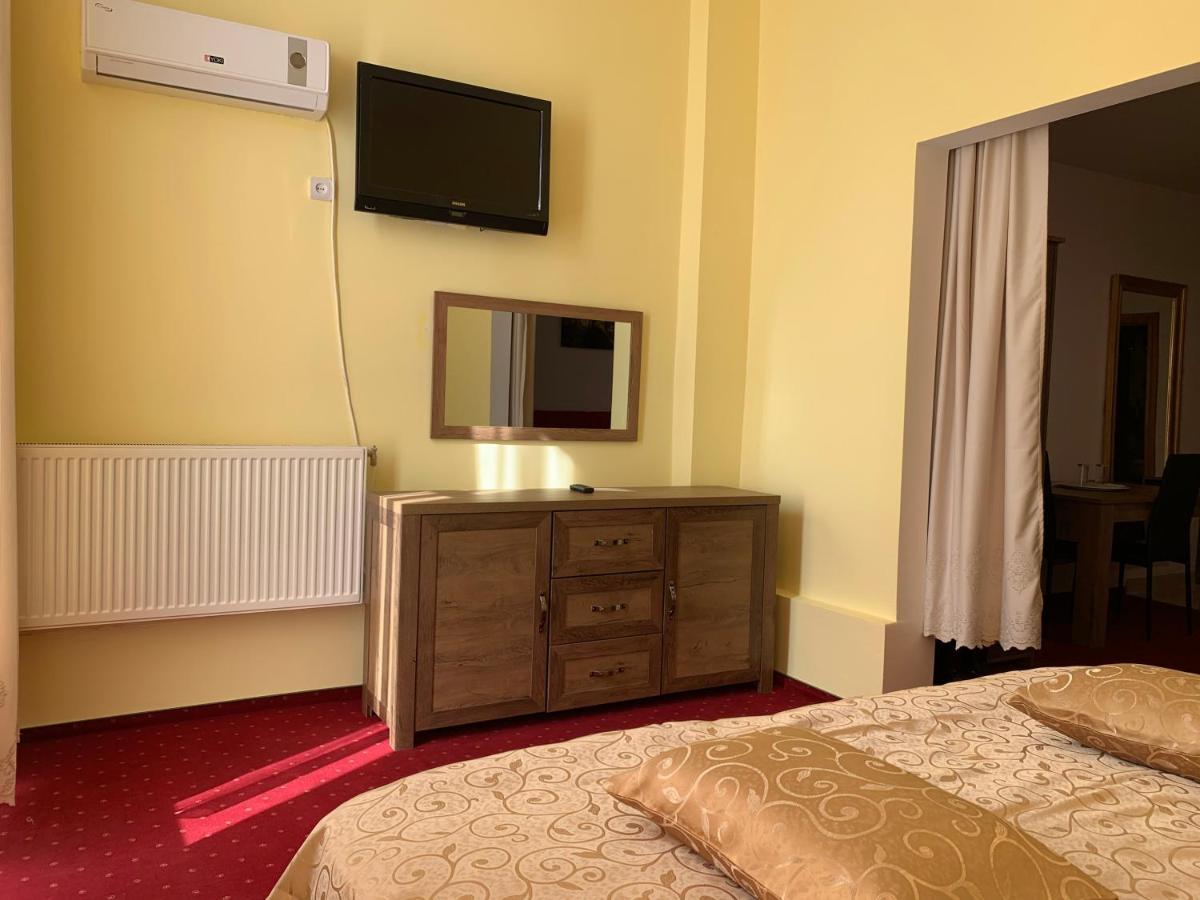 בוטוסאני Hotel Rares מראה חיצוני תמונה